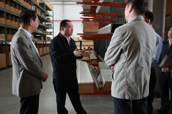 國務(wù)院國資委黨委書記郝鵬在中國航材調(diào)研。