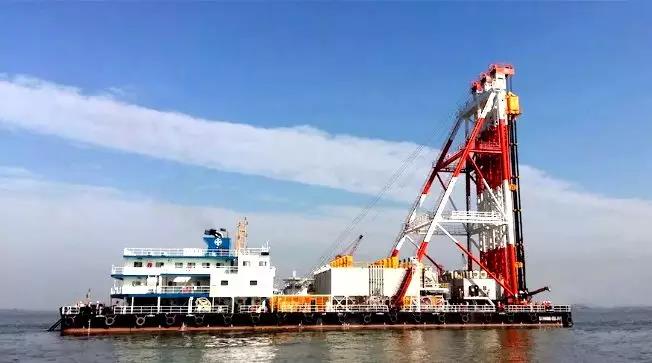     今天，是“中國制造日”，為您帶來的是“中國智造”的先進DCM船——“四航固基”號，從無到有的故事。您也許沒聽說過DCM船，還不清楚它具體有什么用處，雖然它其貌不揚，但卻是沿海港口碼頭、防波堤、人工島、圍海造地的基礎處理利器。它又叫深層水泥攪拌船，被譽為”深海打樁機”。