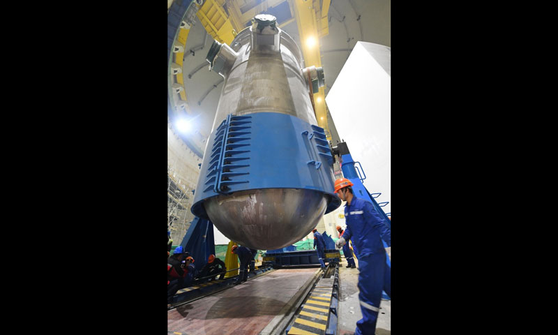 該設(shè)備是我國首個(gè)具有完全自主知識產(chǎn)權(quán)的三代核電工程壓力容器，此次順利吊裝將為“華龍一號”機(jī)組的后續(xù)安裝工作開展創(chuàng)造良好條件。圖為福清核電5號機(jī)組反應(yīng)堆壓力容器抱環(huán)拆解現(xiàn)場。（新華社記者 林善傳 攝）