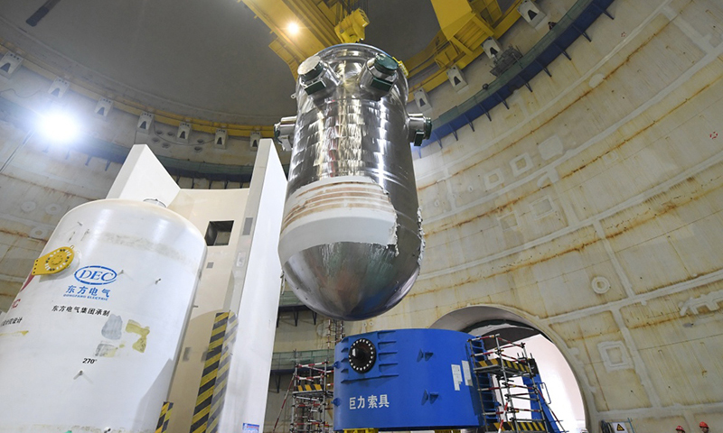 福清核電5號機(jī)組反應(yīng)堆壓力容器在吊裝中。（新華社記者 林善傳 攝）