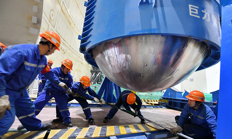 這是福清核電5號機(jī)組反應(yīng)堆壓力容器抱環(huán)拆解現(xiàn)場。（新華社記者 林善傳 攝）