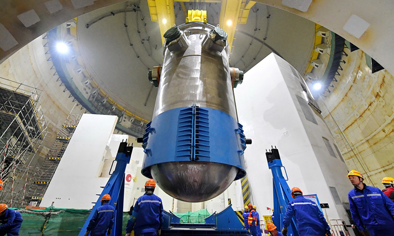 這是福清核電5號機(jī)組反應(yīng)堆壓力容器抱環(huán)拆解現(xiàn)場。（新華社記者 林善傳 攝）