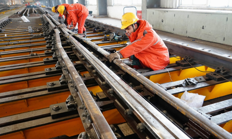 作為中國“鐵路道岔的故鄉(xiāng)”，中鐵山橋自主研發(fā)的道岔平面設計軟件、三維參數(shù)化設計系統(tǒng)等突破了傳統(tǒng)設計模式，成功研制出中國第一批時速160公里至350公里的準高速和高速道岔，走在世界前列。（新華社記者 楊世堯 攝）