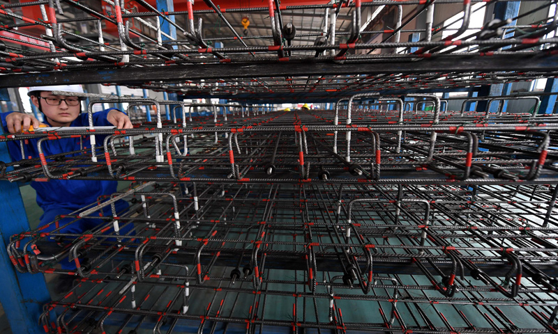 近兩年來，王偉和他的創(chuàng)新團(tuán)隊(duì)在昌贛高鐵客運(yùn)專線工程中，圍繞CRTSⅢ型先張法軌道板的預(yù)制工藝進(jìn)行技術(shù)攻關(guān)，先后研發(fā)獲得軌道板智能霧化養(yǎng)護(hù)系統(tǒng)、軌道板智能平衡脫模吊裝機(jī)等7項(xiàng)國家實(shí)用新型專利，有效降低了生產(chǎn)成本，提高了軌道板的質(zhì)量和標(biāo)準(zhǔn)化水平。圖為創(chuàng)新團(tuán)隊(duì)的李偉在CRTSⅢ型先張法軌道板預(yù)制中進(jìn)行質(zhì)量檢測。（新華社記者 宋振平 攝）