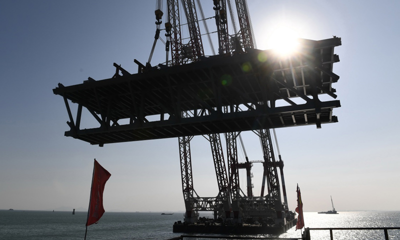 起吊中的平潭海峽公鐵兩用大橋3400噸鋼桁梁。（新華社記者 林善傳 攝）