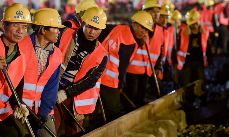 20日凌晨，由中鐵四局負責施工的南（平）龍（巖）鐵路順利完成該線路最大規模站改撥接施工，經過近1500名工人連續8個多小時的緊張作業，既有贛龍鐵路、贛瑞龍鐵路、漳龍鐵路成功接入龍巖站新建站場，與新建南龍鐵路實現交匯。（新華社記者 宋為偉 攝）