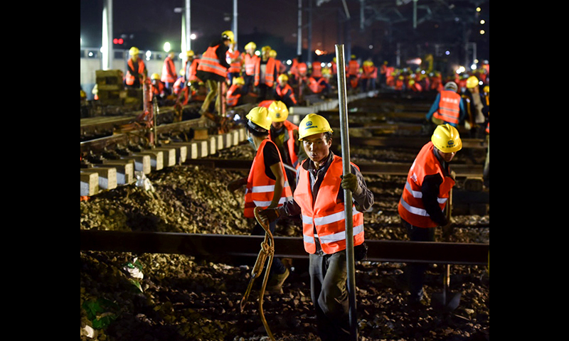 據了解，南龍鐵路北起合福鐵路南平北站，南至贛龍鐵路龍巖站，正線長度246.55公里，設計行車速度200公里。（新華社記者 宋為偉 攝）