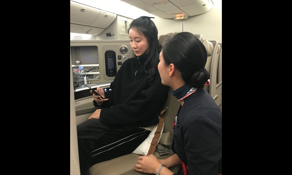 2018年1月18日0時許，MU553上海巴黎航班乘務員向旅客介紹手機使用新規。
