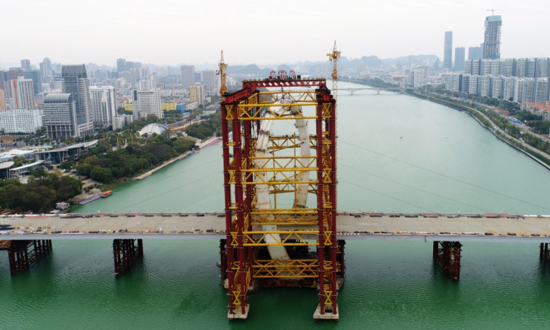 白沙大橋的主塔最高點(diǎn)達(dá)106米，為空間異形結(jié)構(gòu)，仿佛將兩根筆直的鋼塔在空中擰成一個(gè)“麻花”。（李斌 攝）