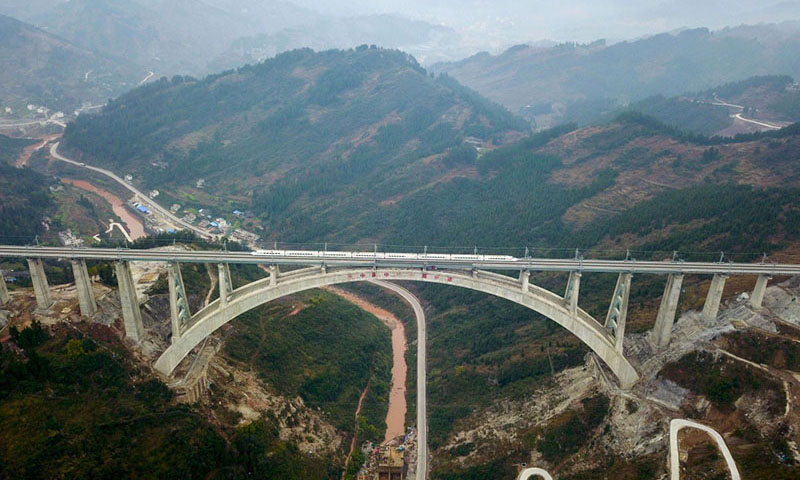 2018年1月11日，一列動車組測試列車駛過夜郎河大橋。（新華社記者 劉續 攝）