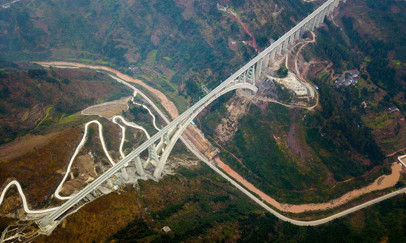 經過5年多艱苦建設，世界首例“貫入式大體積嵌巖拱座基礎”大橋——夜郎河特大橋近日落成，與即將開通的渝貴鐵路一起進入檢測試運行階段。（新華社記者 劉潺 攝）