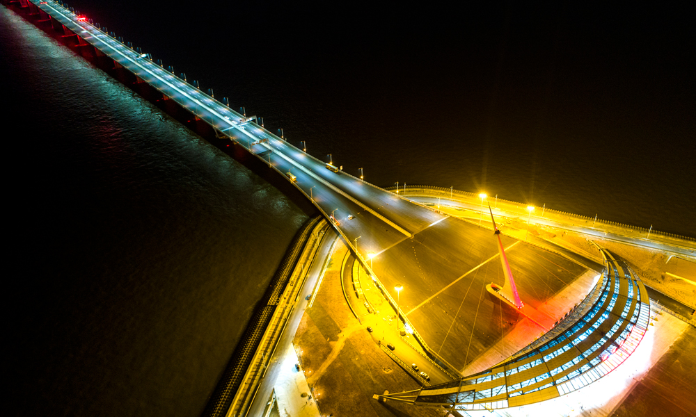 港珠澳大橋上的青州航道橋，巨大的“中國結”造型附近橋面，有一片是用長約1.7米、與大橋等寬的折疊式材料鋪設的。受大風、溫度、車輛等多種負荷作用，大橋會發生一定位移，必須要每隔一定距離設置伸縮縫。交通工程三項頂尖技術中的第三項，便是讓電纜在伸縮縫內做到自由張馳。（史家民 攝）