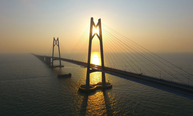 晨光中的港珠澳大橋“中國結”橋塔。（新華社記者 梁旭 攝）