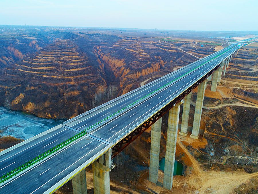近日，由中國鐵建投資集團(tuán)投資、中國鐵建所屬16家單位參建的合（陽）銅（川）高速公路合陽至林皋段77公里建成通車，剩余林皋互通至演池互通終點(diǎn)將于2021年建成，實(shí)現(xiàn)全線通車。圖為通車后的合銅高速公路水蘇溝大橋。（肖永順 攝）