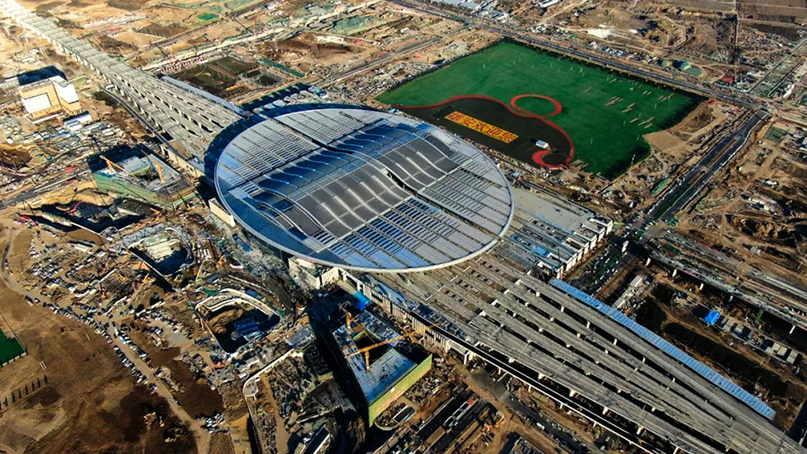 12月27日上午，中國鐵建參建的京雄城際鐵路全線開通運營，雄安新區開工建設的第一個重大基礎設施項目——雄安站正式投入使用。北京西站至雄安新區間最快旅行時間50分鐘，大興機場至雄安新區間最快19分鐘可達。圖為雄安站鳥瞰。