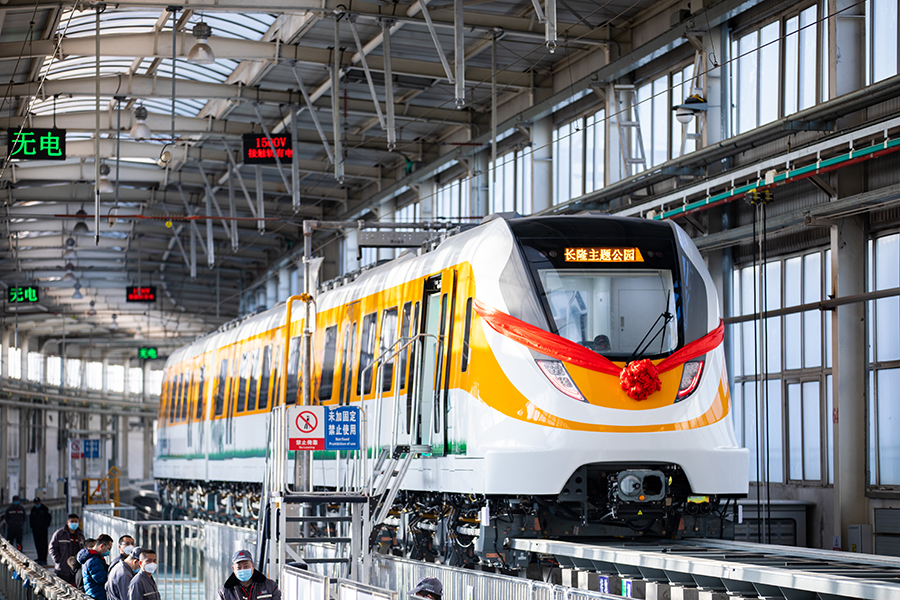 近日，由中鐵磁浮投資、建設(shè)、運(yùn)維的國(guó)內(nèi)首條磁浮旅游專(zhuān)線——廣東清遠(yuǎn)磁浮首列車(chē)在長(zhǎng)春正式下線。該列車(chē)采用新一代中低速磁浮列車(chē)平臺(tái)，應(yīng)用常導(dǎo)電磁懸浮和車(chē)載短定子直線電機(jī)牽引技術(shù)，最高運(yùn)行速度為120km/h。圖為清遠(yuǎn)磁浮旅游專(zhuān)線首列車(chē)正式下線。（楊戈 攝）