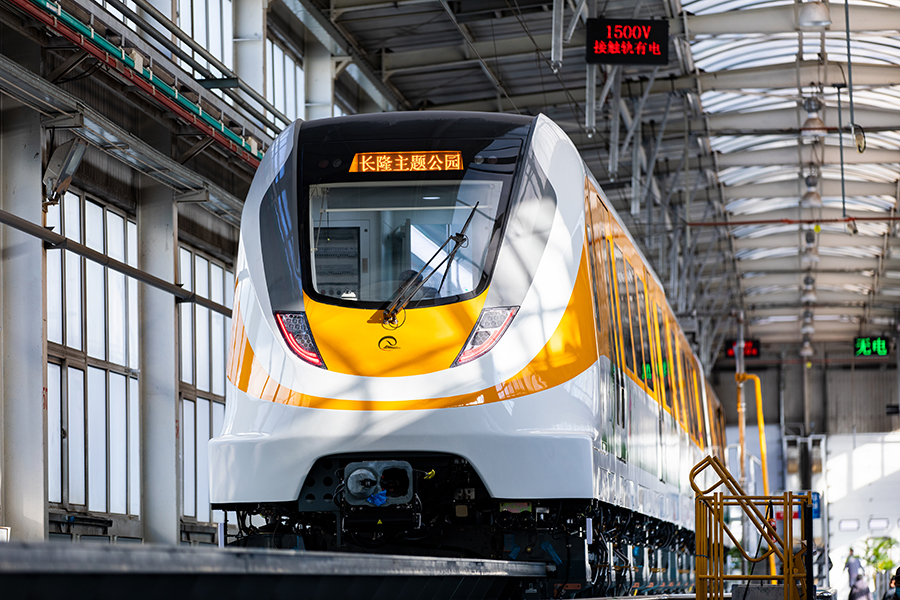 中低速磁浮列車(chē)運(yùn)用受控電磁力將車(chē)輛懸浮在軌道上，并采用直線電機(jī)驅(qū)動(dòng)車(chē)輛行駛，具有綠色環(huán)保（低噪音、低振動(dòng)）、安全性高、轉(zhuǎn)彎半徑小、爬坡能力強(qiáng)等優(yōu)點(diǎn)；同時(shí)在建設(shè)上具有成本低、周期短、占地少等綜合優(yōu)勢(shì)，適合城市市區(qū)、近距離城市間和旅游景區(qū)的交通連接。圖為清遠(yuǎn)磁浮旅游專(zhuān)線首列車(chē)正式下線。（楊戈 攝）