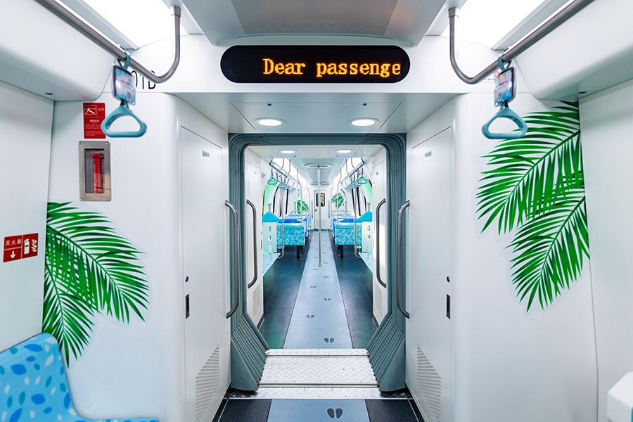 外觀設(shè)計(jì)方面，為展現(xiàn)旅游專(zhuān)線的魅力，列車(chē)在外觀彩繪中融入丹頂鶴、長(zhǎng)頸鹿、非洲象、大熊貓等多種活潑可愛(ài)的動(dòng)物造型，在內(nèi)飾中設(shè)計(jì)加入清涼的森林主題和充滿童趣的動(dòng)物腳印等元素，使乘客仿佛置身于童話之中。同時(shí)列車(chē)流線型的車(chē)頭酷似一個(gè)微笑的海豚，帶領(lǐng)乘客暢游在景區(qū)之中。圖為車(chē)廂內(nèi)景。（楊戈 攝）
