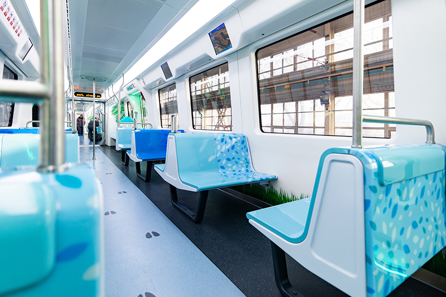 據(jù)悉，清遠(yuǎn)磁浮旅游專(zhuān)線作為世界第5條、國(guó)內(nèi)第3條的中低速磁浮運(yùn)營(yíng)線，也是國(guó)內(nèi)首條中低速磁浮旅游專(zhuān)線。該項(xiàng)目以服務(wù)長(zhǎng)隆主題公園旅游景區(qū)為主要功能，實(shí)現(xiàn)廣清城際銀盞站與長(zhǎng)隆主題公園的聯(lián)通，一期工程線路全長(zhǎng)8.014公里，3站2區(qū)間，建成后將有力推動(dòng)清遠(yuǎn)乃至廣東全域旅游實(shí)現(xiàn)高質(zhì)量、跨越發(fā)展。圖為車(chē)廂內(nèi)景。（楊戈 攝）