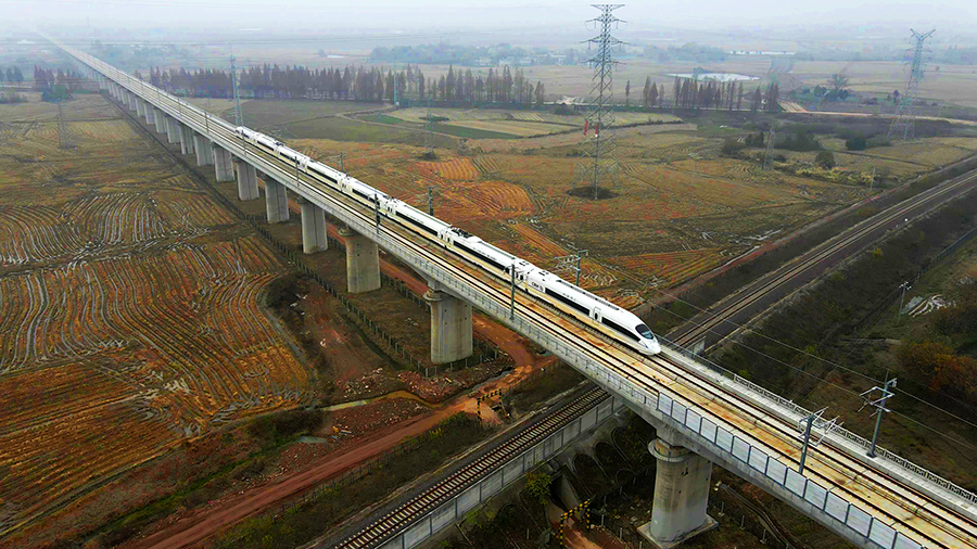 合安高鐵建成通車后，將顯著拉近合肥與安慶、皖江城市帶與環鄱陽城市圈的時空距離，對于帶動旅游經濟發展，改善沿線百姓生活，推進沿線城鎮化進程，以及完善鐵路網布局，提高鐵路網質量和能力，帶動沿線地區經濟社會發展，推動長江經濟帶和長三角一體化高質量發展具有重要意義。圖為廬江特大橋跨越鐵路。
