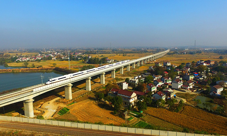 12月22日，由中國鐵建所屬鐵四院總體設計，中鐵十七局、中鐵二十四局、中鐵建電氣化局、中鐵建設等單位參建的合（肥）安（慶）高鐵開通運營。合安高鐵是安徽省主導建設時速350公里的第一條高標準客運專線，該項目的建設對促進安徽省自主籌建高標準鐵路具有先鋒示范作用。圖為中鐵十七局承建的合安高鐵廬江特大橋。