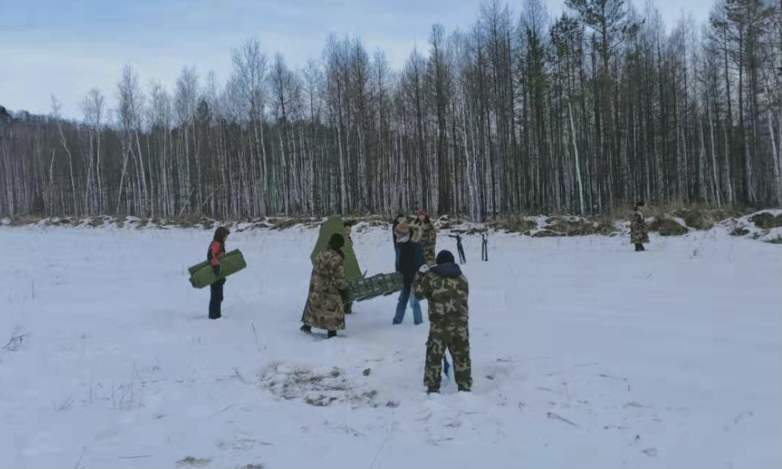 12月初，東北某地氣溫降到了零下30℃，兵器裝備集團所屬208所某型機槍系統性能試驗的寒區試驗項目啟動實施，該所一室項目組同志于11月底先行前往勘測試驗條件，科研管理部、測試試驗中心、黨群工作部以及基地的同志緊隨其后，開啟試驗。（史亦超 攝）