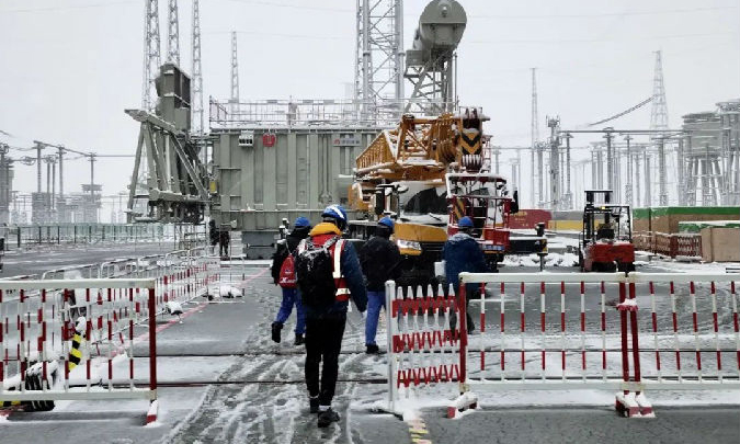 12月份，青海已經達到零下20℃左右，兵器裝備集團所屬保變電氣秦變公司派出黨員突擊隊奔赴海拔2880米的青海共和縣海南換流站安裝現場，克服極端惡劣天氣等困難，抓時間、搶進度，保證了高端運行相順利完成安裝工作。