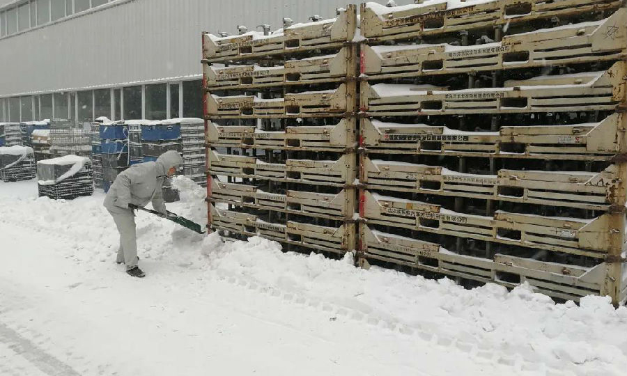 近日，哈爾濱遭遇暴雪天氣，兵器裝備集團所屬東安汽發廠區內大面積積雪給生產配送工作帶來了諸多不便，公司組織員工清理叉車行車軌跡周邊及料架存放區域積雪，并逐一對重點區域進行排查，確保了生產安全平穩有序開展。（段群鶴 攝）