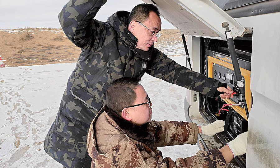 日前，兵器裝備集團所屬望江工業和清華大學聯合在冰天雪地里開展了某科研項目驗證試驗。為確保驗證試驗進度，在攝氏零下20多度的氣溫下，參與技術研發、交驗保障的人員仍堅守崗位，認真開展戶外驗證試驗。雖然天氣嚴寒，但大家卻期待氣溫能夠再低些，以取得更精確的數據。（范穎 攝）
