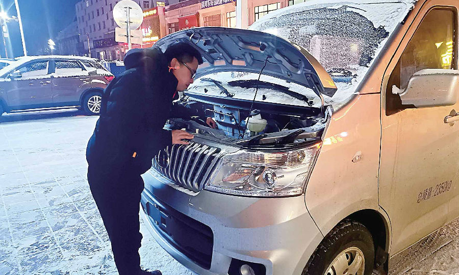 近日，兵器裝備集團所屬東安動力首批“冬標”技術人員到達漠河，在當地極其嚴寒的天氣下，開展了四個項目的冬季試驗工作。同時，另外兩組技術人員也分別前往牙克石與額爾古納地區，開展試驗工作。近日，四個項目的試驗工作已經完成。預計，本輪冬季試驗將持續到2021年1月底，該公司將完成全部28個項目的試驗工作。（姜文彬 攝）
