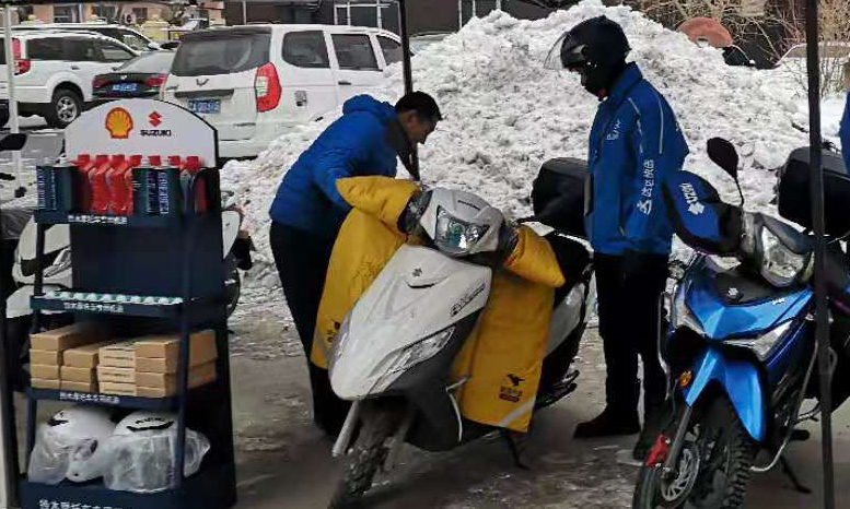 進入12月份，吉林長春的溫度基本都在零下10℃，為保障外賣客戶的騎行安全，兵器裝備集團所屬輕騎鈴木銷售店推出為外賣客戶免費做保養、點檢服務活動，服務人員堅守活動現場，以鈴木20項標準點檢為基準，對每一輛車的性能逐一對照、認真檢查，真正做到為客戶的騎行安全保駕護航。（尹長萍 攝）