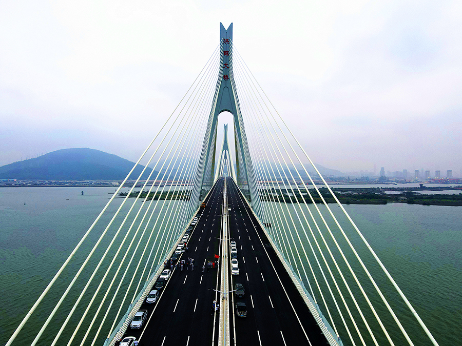該橋全長9.654公里，主橋由兩座主跨500米的雙塔雙索疊合梁斜拉橋串聯而成，設計時速100公里，為雙向6車道，是粵港澳大灣區及珠海市經濟向西輻射的重要通道。圖為建成后的珠海洪鶴大橋。（李若冰 攝）