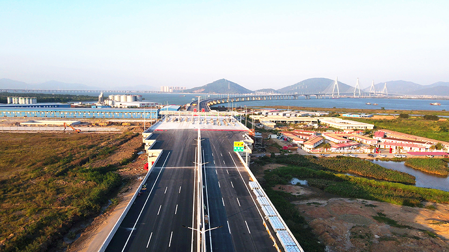 圖為新建洪鶴大橋鶴洲收費站。（李若冰 攝）