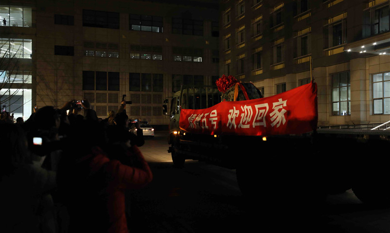 圖為12月17日，在北京中國航天科技集團五院，人們在歡迎嫦娥五號返回器回到出生地。（新華社記者 金立旺 攝）