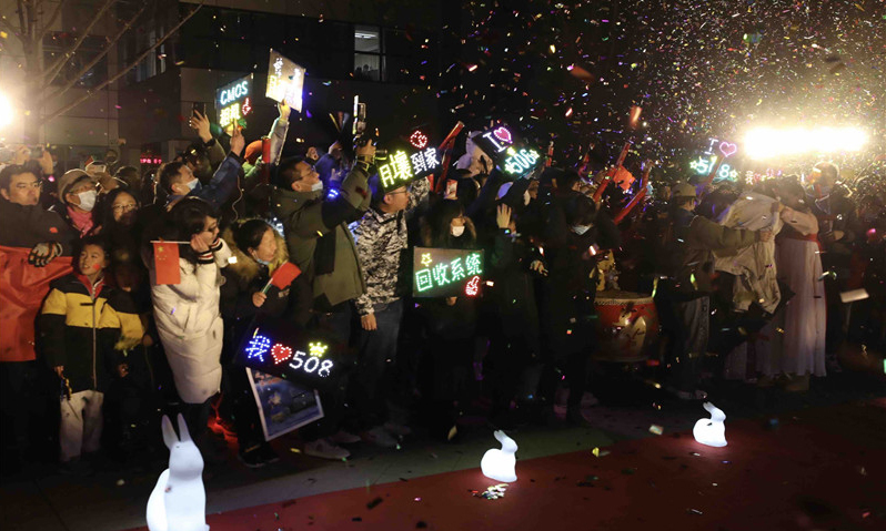 圖為12月17日，在北京中國航天科技集團五院，人們在歡迎嫦娥五號返回器回到出生地。（新華社記者 金立旺 攝）