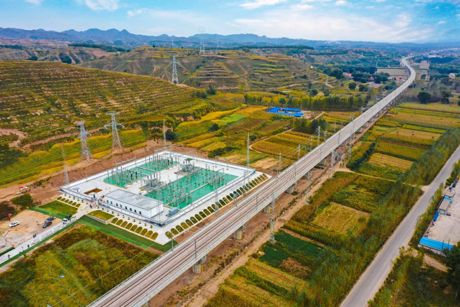 施工中，建設(shè)者加大科技創(chuàng)新力度，成功攻克了極高風(fēng)險(xiǎn)隧道——云竹隧道；采用國內(nèi)最先進(jìn)的“鐵路工程線運(yùn)輸調(diào)度系統(tǒng)”和“智慧工地設(shè)備管理系統(tǒng)”，為鋪軌加裝“智慧大腦”，實(shí)現(xiàn)有砟軌道每天鋪軌3.5公里、無砟軌道每天鋪軌6公里的速度，成功克服了疫情影響，于2020年7月25日完成全線鋪軌。圖為牽引變電所。