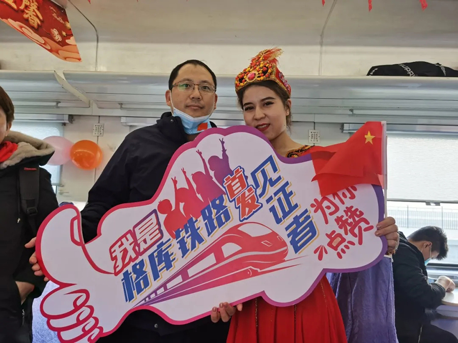 鐵一院在線路設計中深入貫徹環保選線理念。線路經過塔里木河下游胡楊林國家公益林區域時，遵循“靠近公益林、但不進入”的設計原則，既避免了砍伐胡楊林，又盡可能遠離風沙區，降低風沙對線路建設和運營的危害。由于格庫鐵路經過國家級自然保護區，線路設置13座隧道、127座橋梁，作為生態廊道供區域內大、中及小型獸類遷徙穿越，最大程度減小鐵路對野生動物生存環境的影響。圖為中國鐵建建設者受邀乘坐首發列車。