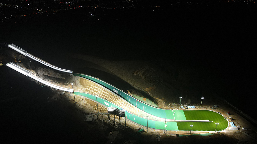 已投入使用的水平風洞實驗室高17米、長40米、寬21米，場地狹窄、施工難度極大。中鐵十六局項目團隊按照先建筑、后安裝，先外、后內的施工順序，采用平行作業、流水作業和交叉作業相結合的方法展開施工，將節點精確卡控到每一天、每小時、每分鐘，確保如期交付使用。圖為賽道夜景。