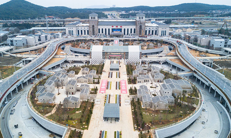 目前，福平鐵路平潭一體化綜合交通樞紐正在進行收尾階段施工，即將投入使用，為福平高鐵于12月底通車運營、平潭國際旅游島正式進入高鐵時代奠定基礎。圖為12月7日，正在進行收尾階段施工的福平鐵路平潭一體化綜合交通樞紐。（新華社記者 宋為偉 攝）