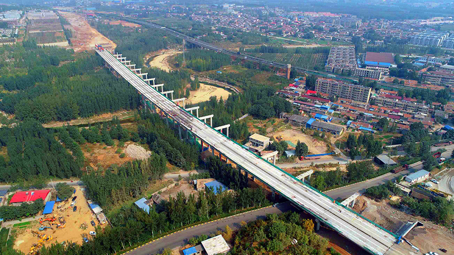 該高速公路由雙向4車道提升為雙向8車道，大大提高了京滬高速公路的通行能力和服務水平，對于完善國家和山東省高速公路網絡和運輸體系建設，打造魯南蘇北立體交通大格局，進一步推動山東省新舊動能轉換具有重要意義。圖為京滬改擴建項目順利完成南官莊大橋最后一個蓋梁施工。