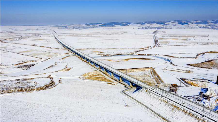 11月30日上午，在素有“中國(guó)冬奧冠軍之鄉(xiāng)”的黑龍江七臺(tái)河市境內(nèi)，中國(guó)鐵建所屬中鐵十四局集團(tuán)和對(duì)線施工的鋪軌機(jī)組順利“會(huì)師”，至此，牡佳高鐵全線鋪通，標(biāo)志著我國(guó)在建最東高寒高鐵建設(shè)取得重大進(jìn)展。圖為牡佳高鐵七虎力特大橋。