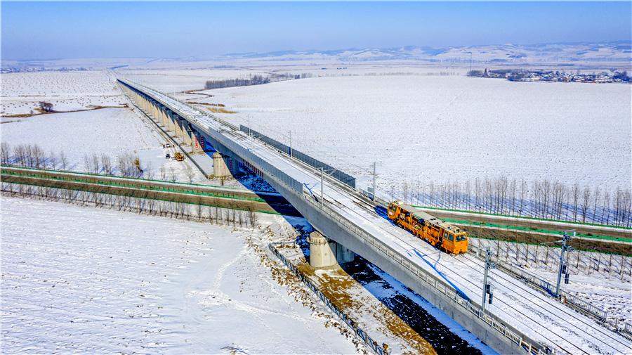 中鐵十四局承擔(dān)了牡佳高鐵佳木斯至七臺(tái)河段377.5公里的鋪軌任務(wù)，該工程地處高寒地區(qū)，冬季平均氣溫零下19攝氏度，極端最低氣溫達(dá)零下35攝氏度，低溫嚴(yán)寒使建設(shè)者要解決防凍脹、防雪害、冬季施工等多種技術(shù)難題。圖為道砟養(yǎng)護(hù)。