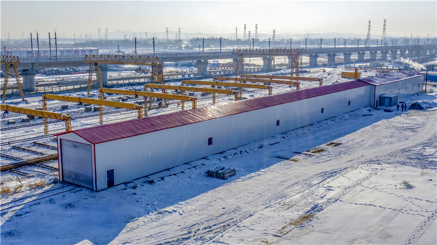 原本10個(gè)月的工期壓縮成了8個(gè)月，為確保鋪軌節(jié)點(diǎn)如期實(shí)現(xiàn)，項(xiàng)目部用空間換時(shí)間，通過(guò)增加工作面，見(jiàn)縫插針地分段鋪設(shè)，同時(shí)增加人員和設(shè)備投入，先后調(diào)撥鋪軌機(jī)3臺(tái)、移動(dòng)閃光焊機(jī)3臺(tái)、機(jī)車15臺(tái)、路用平板130輛、大型養(yǎng)路機(jī)械8臺(tái)、道砟車60輛、吊車12臺(tái)，施工旺季1000人以上。通過(guò)優(yōu)化資源配置，項(xiàng)目部創(chuàng)造了佳木斯至雙鴨山段大坡道左線日鋪軌7公里、提前23天鋪通的施工紀(jì)錄，為牡佳客專按時(shí)開通打下堅(jiān)實(shí)的基礎(chǔ)。圖為機(jī)車恒溫庫(kù)。