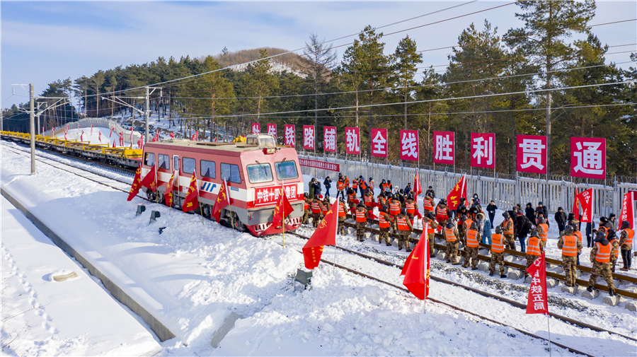 據(jù)悉，牡佳高鐵建成通車后將有效拓展東北高鐵網(wǎng)的輻射范圍，與哈牡高鐵和哈佳快速鐵路共同構(gòu)成黑龍江省東部高鐵環(huán)線，將沿線城市全部納入到哈爾濱的“2至3小時(shí)經(jīng)濟(jì)圈”，對(duì)推動(dòng)黑龍江東部城市群融入“哈長(zhǎng)城市群”，主動(dòng)承接產(chǎn)業(yè)轉(zhuǎn)移，開展產(chǎn)業(yè)協(xié)作，促進(jìn)區(qū)域協(xié)調(diào)發(fā)展發(fā)揮積極作用。圖為牡佳高鐵鋪軌施工現(xiàn)場(chǎng)。