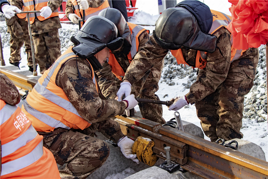 圖為對(duì)接鋼軌。