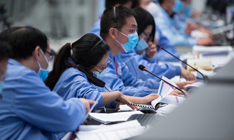 圖為12月1日，在北京航天飛行控制中心，航天科技人員在監(jiān)測嫦娥五號探測器工作狀態(tài)。（新華社記者 金立旺 攝）