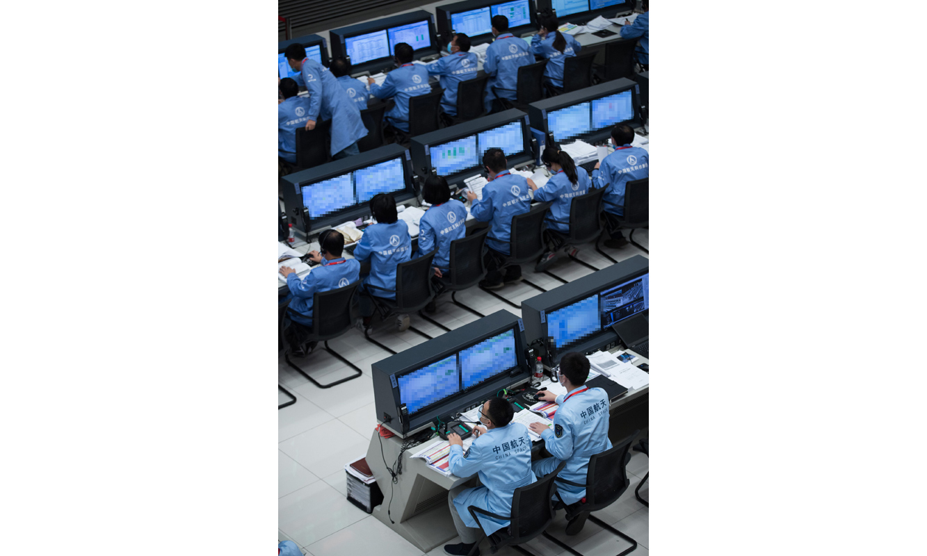 圖為12月1日，在北京航天飛行控制中心，航天科技人員在監(jiān)測監(jiān)測嫦娥五號探測器落月過程。新華社發(fā)
