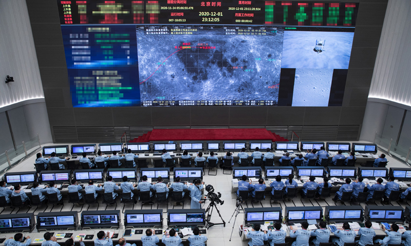 圖為12月1日，在北京航天飛行控制中心，航天科技人員在監(jiān)測監(jiān)測嫦娥五號探測器落月過程。新華社發(fā)