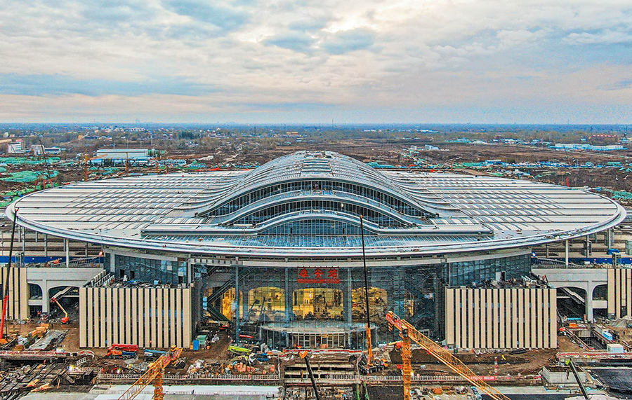 日前，中國鐵建所屬中鐵十二局承建的京雄城際鐵路雄安站主體結(jié)構(gòu)已封頂，內(nèi)部裝修及安裝工程全面展開，預(yù)計(jì)今年底投入使用。