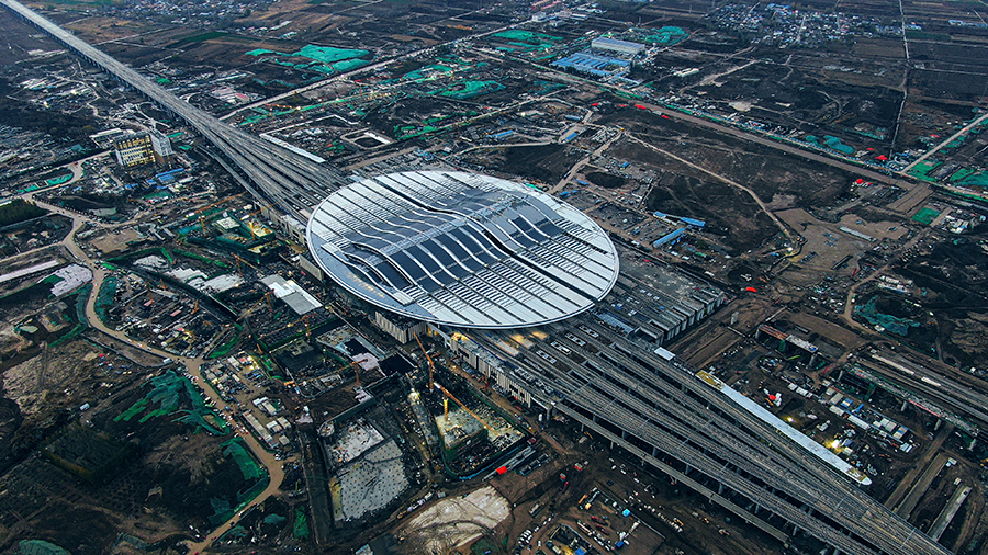 據(jù)了解，雄安站目前有6000多名建設(shè)者晝夜奮戰(zhàn)，進(jìn)行內(nèi)部裝修和機(jī)電安裝，全力確保今年底通車，屆時(shí)京雄城際鐵路也將同步開通。
